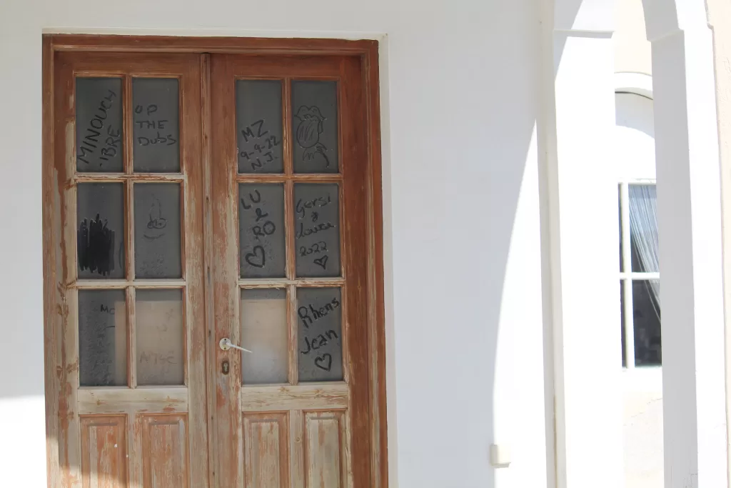 Porta de uma casa empoeirada. Autoria: Jéssica Silva. Proibida Reprodução