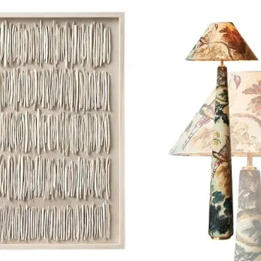 Montagem com quadro de arte tátil e abajur com cúpula de tecido